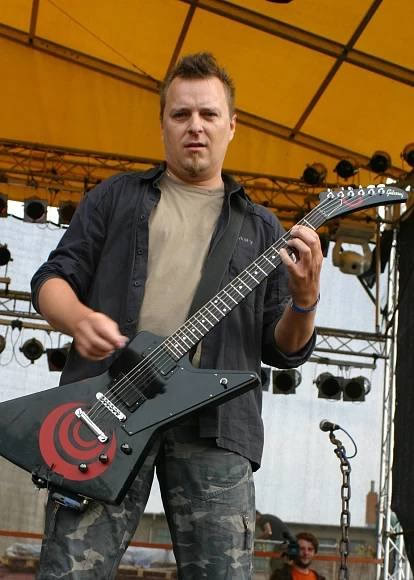 LEO HOLAN